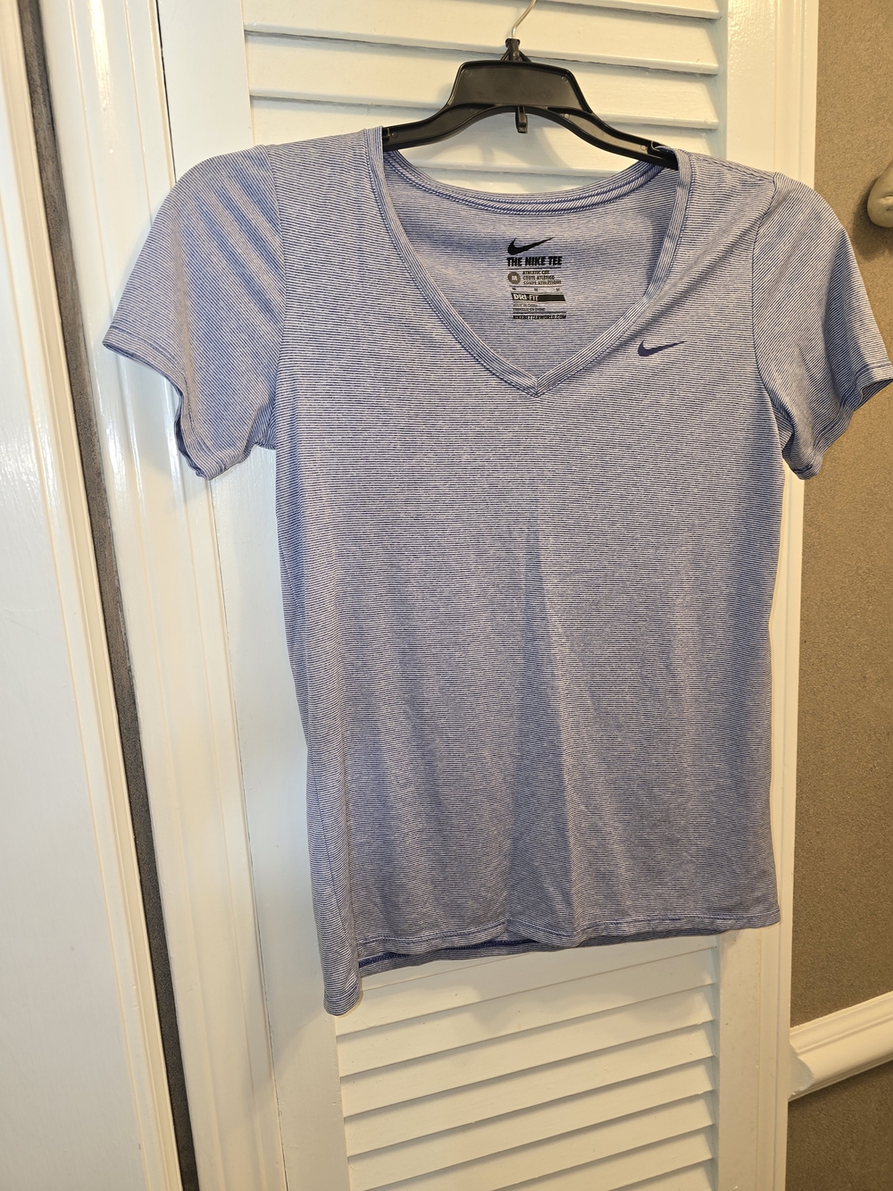 ​Nike The Nike Tee Dri-Fit Short Sleeve V-Neck Top Blue Heather Striped M